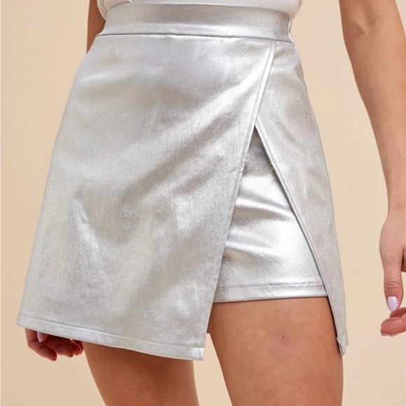 AnnieWear Silver Metallic Skort | NWT | Size Medium | Elastic Waist Party Skort - Picture 3 of 8